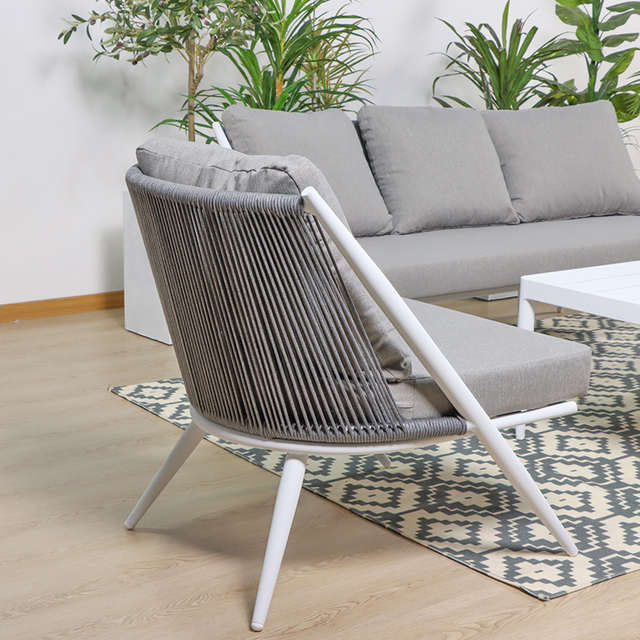 حمام سباحة حديث في الهواء الطلق أريكة تلويح باليد