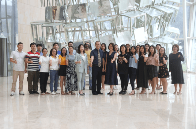 صورة جماعية للشركة